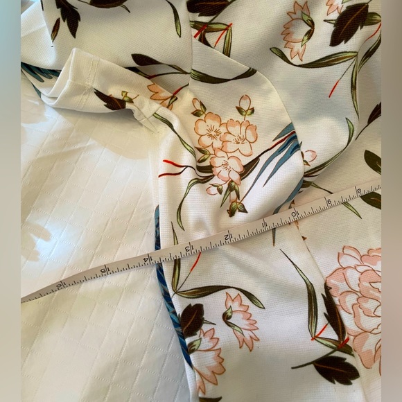 Lovely Size Small A-Line Floral Cold Shoulder Short sleeved dress. - Picture 9 of 10